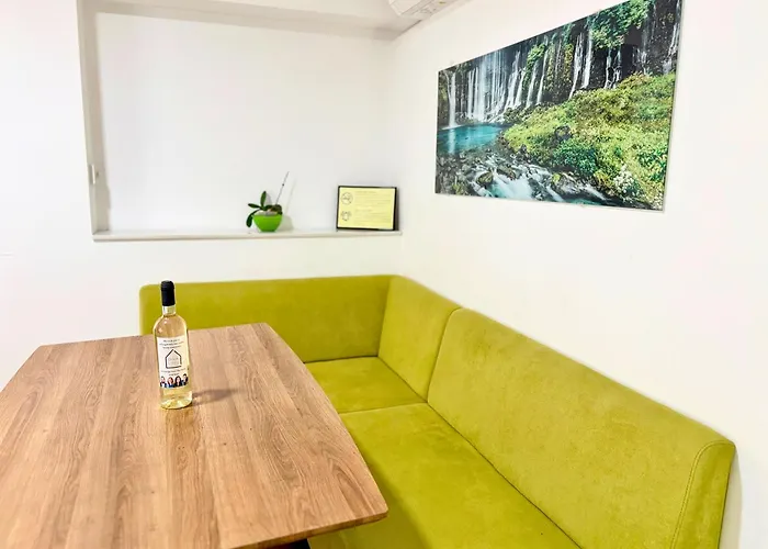 Apartment Charm 2 Warna